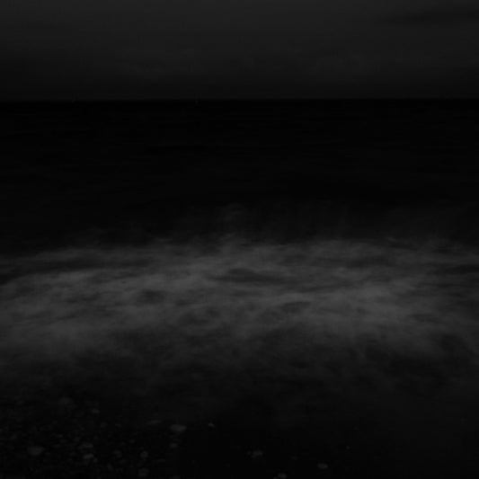 A blurry image of the ocean